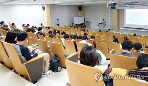 한림대-미국 스탠퍼드대, '아시아-태평양 혁신콘퍼런스'(춘천=연합뉴스) 양지웅 기자 = 3일 오전 강원 춘천시 한림대학교 캠퍼스라이프센터에서 열린 '아시아-태평양 혁신 콘퍼런스'에서 야마노이 준이치 일본 와세다대 교수가 '일본 가족기업의 승계문제와 투자전략'을 주제로 강연하고 있다. 한림대학교가 미국 스탠퍼드대학교 아시아태평양연구소와 공동 주관한 이번 콘퍼런스는 4일까지 진행된다. 2019.6.3 yangdoo@yna.co.kr