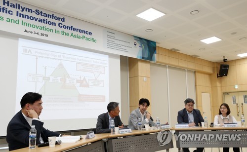 아시아-태평양 혁신콘퍼런스(춘천=연합뉴스) 양지웅 기자 = 3일 오전 강원 춘천시 한림대학교 캠퍼스라이프센터에서 열린 '아시아-태평양 혁신콘퍼런스'에서 주요 강연자들이 인구절벽과 고령화 현상을 주제로 토론하고 있다. 한림대학교와 미국 스탠퍼드대학교 아시아태평양연구소와 공동 주관한 이번 콘퍼런스는 4일까지 진행된다. 2019.6.3 yangdoo@yna.co.kr