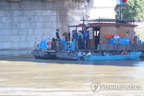 수중 수색 가능성 확인하기 위해 입수(부다페스트=연합뉴스) 김도훈 기자 = 다뉴브강 유람선 침몰 사고 엿새째인 3일(현지시간) 헝가리 부다페스트 다뉴브강 머르기트 다리 아래에서 헝가리 수색팀 잠수사가 수중 수색 가능성을 확인하기 위해 입수하고 있다. 2019.6.3 superdoo82@yna.co.kr