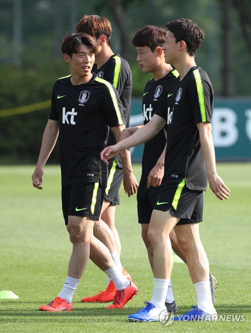 대표팀 복귀한 김보경(파주=연합뉴스) 임헌정 기자 = 축구 국가대표팀의 김보경(왼쪽)이 3일 오후 경기 파주 NFC(대표팀트레이닝센터)에서 열린 훈련에서 동료들과 이야기를 나누고 있다. 2019.6.3 kane@yna.co.kr