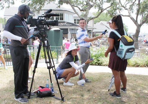US여자오픈에서 이정은의 인터뷰를 진행하는 크리스틴 윤(찰스턴=연합뉴스) 최인영 기자 = 미국여자프로골프협회(LPGA) 홍보·미디어 담당인 재미교포 4세 크리스틴 윤 씨(가운데 아래)가 제74회 US여자오픈이 열린 미국 사우스캐롤라이나주 찰스턴의 컨트리클럽 오브 찰스턴에서 이정은(왼쪽 두 번째)의 인터뷰를 돕고 있다. 2019.6.4 abbie@yna.co.kr (끝)