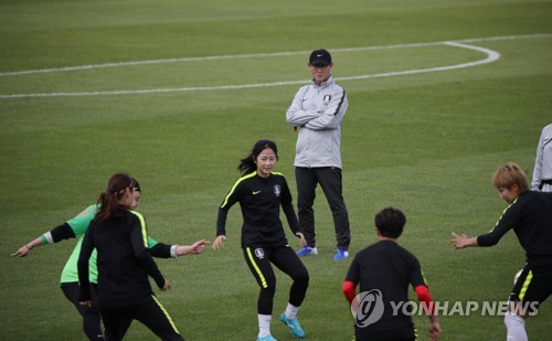 훈련 지켜보는 윤덕여 감독(주느빌리에[프랑스]=연합뉴스) 박동주 기자 = 국제축구연맹(FIFA) 여자 월드컵 2회 연속 16강 진출을 노리는 한국 대표팀의 윤덕여 감독이 3일 오후(현지시간) 프랑스 주느빌리에 스타드 루이 부리에서 선수들의 훈련 모습을 지켜보고 있다. 2019.6.4 pdj6635@yna.co.kr