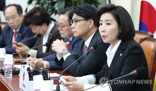 원내대책회의에서 발언하는 나경원(서울=연합뉴스) 김주형 기자 = 자유한국당 나경원 원내대표(오른쪽)가 4일 오전 국회에서 열린 원내대책회의에서 발언하고 있다. kjhpress@yna.co.kr