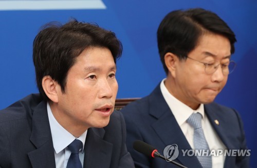 발언하는 이인영 원내대표(서울=연합뉴스) 하사헌 기자 = 더불어민주당 이인영 원내대표가 4일 오전 국회에서 열린 원내대책회의에서 발언하고 있다.
toadboy@yna.co.kr