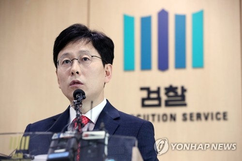 김학의·윤중천 수사결과 발표(서울=연합뉴스) 김주성 기자 = 법무부 검찰과거사위원회 수사 권고 관련 수사단의 여환섭 단장(청주지검장)이 4일 오전 서울 동부지검에서 김학의 전 법무부 차관과 건설업자 윤중천 씨에 대한 중간 수사결과를 발표하고 있다.
이날 검찰은 2013년과 2014년 두 차례에 걸친 수사에서 특수 강간 등 혐의에 대해 무혐의 처분을 받은 김 전 차관과 윤씨를 함께 구속기소 했다. 2019.6.4 utzza@yna.co.kr