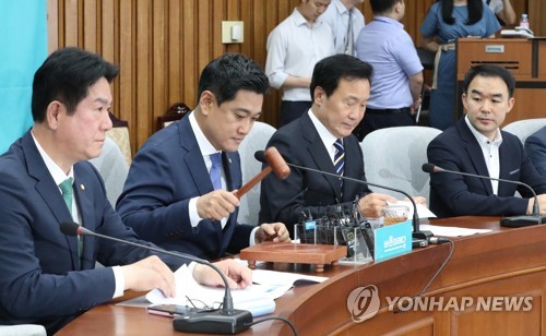 의원총회 주재하는 오신환 원내대표(서울=연합뉴스) 이진욱 기자 = 바른미래당 오신환 원내대표가 4일 국회에서 의원총회를 주재하고 있다. cityboy@yna.co.kr