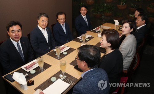 더불어민주당 이해찬 대표, 사회관계부처 장관들과 오찬(서울=연합뉴스) 김주형 기자 = 더불어민주당 이해찬 대표가 4일 서울 여의도 한 음식점에서 유은혜 사회부총리 겸 교육부 장관 등 사회관계부처 장관들과 오찬을 하고 있다. 2019.6.4 kjhpress@yna.co.kr