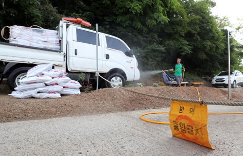 철저한 소독(파주=연합뉴스) 노승혁 기자 = 북한에 돼지 전염병인 아프리카돼지열병(ASF·African Swine Fever)이 발병하면서 3일 오후 접경지인 경기도 파주시 파평면 덕천리 양돈농가 김재문(71) 씨가 생석회를 공급하기 위해 농장을 찾은 파주시 차량을 소독하고 있다. 2019.6.4
 nsh@yna.co.kr
(끝)