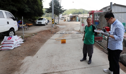 출입자 기록(파주=연합뉴스) 노승혁 기자 = 북한에 돼지 전염병인 아프리카돼지열병(ASF·African Swine Fever)이 발병하면서 3일 오후 접경지인 경기도 파주시 파평면 덕천리 양돈농가에 생석회를 공급하기 위해 파주시 직원(오른쪽)이 방문해 출입자 기록을 하고 있다. 2019.6.4
 nsh@yna.co.kr
(끝)