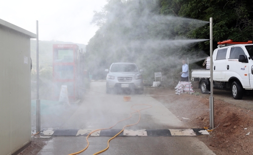 강력한 소독(파주=연합뉴스) 노승혁 기자 = 북한에 돼지 전염병인 아프리카돼지열병(ASF·African Swine Fever)이 발병하면서 3일 오후 접경지인 경기도 파주시 파평면 덕천리 양돈농가 김재문(71) 씨가 생석회를 공급하기 위해 농장을 찾은 파주시 차량을 소독하고 있다. 2019.6.4
 nsh@yna.co.kr
(끝)