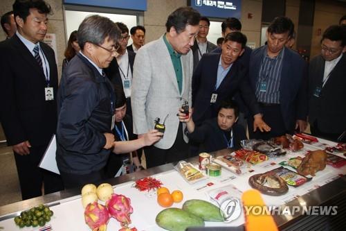 세관에 적발된 반입 금지 식품 살펴보는 국무총리(영종도=연합뉴스) 김승두 기자 = 이낙연 국무총리가 주말인 18일 인천공항 입국장 아프리카돼지열병 국경 검역장을 방문, 세관에 적발된 반입 금지 농산물과 육가공식품 등을 살펴보고 있다. 2019.5.18
