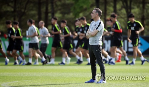 생각 많은 벤투 감독(파주=연합뉴스) 임헌정 기자 = 축구 국가대표팀의 파울루 벤투 감독이 3일 오후 경기 파주 NFC(대표팀트레이닝센터)에서 열린 훈련에서 선수들의 모습을 지켜보고 있다. 2019.6.3 kane@yna.co.kr
