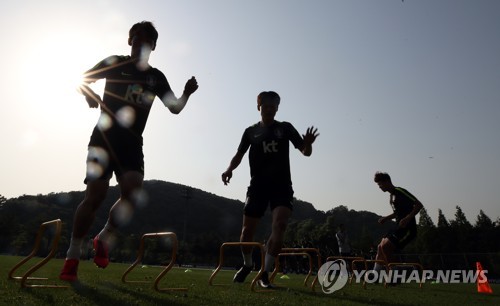A매치 앞둔 축구대표팀(파주=연합뉴스) 임헌정 기자 = 파울루 벤투 감독이 이끄는 축구 국가대표팀 선수들이 3일 오후 경기 파주 NFC(대표팀트레이닝센터)에서 열린 훈련에서 몸을 풀고 있다. 2019.6.3 kane@yna.co.kr