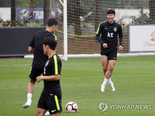 손흥민 '가볍게 패스'(파주=연합뉴스) 서명곤 기자 = 손흥민이 5일 오전 파주NFC(대표팀트레이닝센터)에서 호주와의 평가전을 앞두고 소집된 축구 국가대표팀 훈련에 합류해 선수들과 함께 몸을 풀고 있다. 2019.6.5. seephoto@yna.co.kr