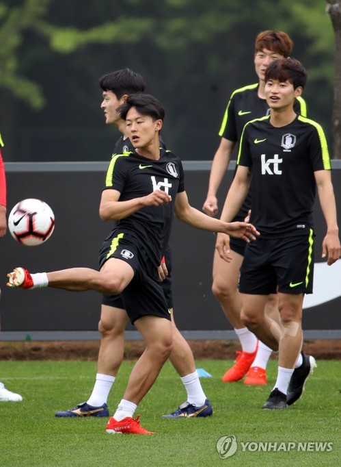 몸푸는 이승우(파주=연합뉴스) 서명곤 기자 = 이승우가 5일 오전 파주NFC(대표팀트레이닝센터)에서 호주와의 평가전을 앞두고 소집된 축구 국가대표팀 훈련에 합류해 선수들과 함께 몸을 풀고 있다. 2019.6.5. seephoto@yna.co.kr