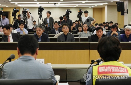 '경청'(서울=연합뉴스) 이지은 기자 = 박준식 최저임금위원장(가운데)과 노.사.공익위원들이 5일 오전 서울 중구 서울고용노동청에서 열린 2020년 최저임금 심의 관련 공청회에서 토론자로 나선 이동훈 한국노총 금융노조 금융안전지부 위원장의 발표를 듣고 있다. 최저임금위원회는 내년도 최저임금의 사회적 수용도를 높이기 위해 이날 서울을 시작으로 대구와 광주 등 3개 권역에서 공청회와 현장 방문 등을 통해 국민 의견을 수렴할 계획이다. 2019.6.5 jieunlee@yna.co.kr