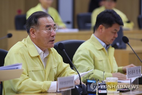 이개호 장관, ASF 방역에 총력(세종=연합뉴스) 진성철 기자 = 이개호 농림축산식품부 장관이 5일 세종시 정부세종청사 농림축산식품부에서 열린 아프리카돼지열병(ASF) 방역 추진상황 점검회의에서 모두발언하고 있다.   2019.6.5 zjin@yna.co.kr