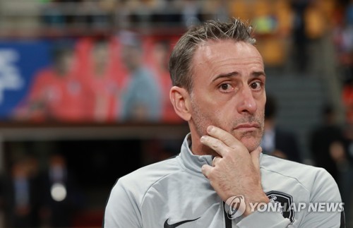 생각에 잠긴 벤투 감독(부산=연합뉴스) 한종찬 기자 = 7일 오후 부산 아시아드 주경기장에 열린 대한민국 남자 축구대표팀과 호주와의 평가전. 파울루 벤투 감독이 생각에 잠겨있다. 2019.6.7 saba@yna.co.kr
