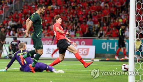 황의조 첫 골 순간(부산=연합뉴스) 손형주 기자 = 7일 오후 부산 아시아드 주경기장에 열린 대한민국 남자 축구대표팀과 호주와의 평가전. 한국 황의조가 첫 골을 성공 시키고 있다. 2019.6.7 handbrother@yna.co.kr