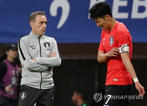 손흥민과 벤투(부산=연합뉴스) 손형주 기자 = 7일 오후 부산 아시아드 주경기장에서 열린 대한민국 남자 축구대표팀과 호주와의 평가전에서 벤투 감독 옆으로 손흥민이 지나가고 있다. 2019.6.7 handbrother@yna.co.kr