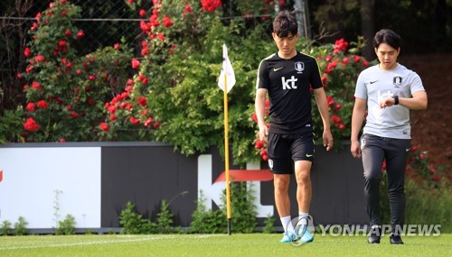 경미한 부상, 따로 훈련하는 황인범(파주=연합뉴스) 한종찬 기자 = 남자축구대표팀 황인범이 9일 경기 파주시 축구대표팀트레이닝센터에서 가볍게 걸으며 몸을 풀고 있다. 대표팀은 오는 11일 저녁 서울월드컵경기장에서 이란과 평가전을 치른다. 2019.6.9 saba@yna.co.kr