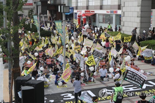 3기 신도시 철회 5차 집회(고양=연합뉴스) 임병식 기자 = 9일 경기도 고양시 일산서구 주엽동에서 열린 3기 신도시 철회 5차 집회에서 참가자들이 창릉지구 도면 사전 유출을 규탄하는 구호를 외치고 있다. 2019.6.9 andphotodo@yna.co.kr