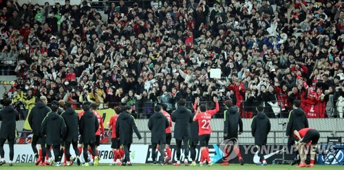 관중에게 인사하는 대표팀(서울=연합뉴스) 최재구 기자 = 26일 서울월드컵경기장에서 콜롬비아 대표팀에 승리한 대한민국 남자 축구대표팀이 경기 후 관중에게 인사하고 있다. 2019.3.26 jjaeck9@yna.co.kr