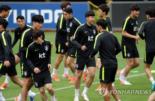 밝은 분위기의 축구 대표팀(파주=연합뉴스) 최재구 기자 = 이란전을 앞둔 한국 국가대표 축구팀 선수들이 10일 파주 국가대표트레이닝센터(NFC)에서 밝은 표정으로 훈련하고 있다.  2019.6.10 jjaeck9@yna.co.kr