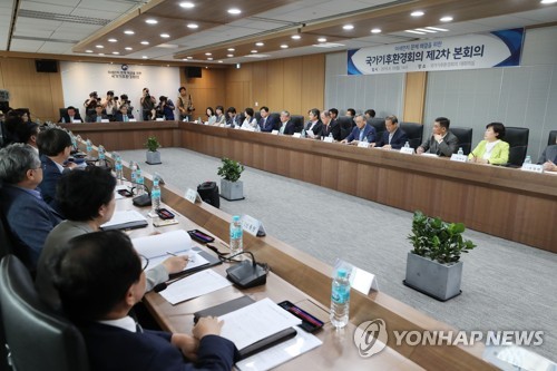 국가기후환경회의 2차 본회의(서울=연합뉴스) 이정훈 기자 = 반기문 국가기후환경회의 위원장이 10일 오후 서울 종로구 국가기후환경회의 대회의실에서 열린 2차 본회의에서 인사말을 하고 있다. 2019.6.10 uwg806@yna.co.kr