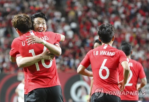 손흥민과 포옹하는 황의조(서울=연합뉴스) 최재구 기자 = 11일 오후 서울월드컵경기장에서 열린 축구대표팀 한국과 이란의 평가전. 한국 황의조가 선제골을 넣은 후 손흥민과 함께 기뻐하고 있다. 2019.6.11 jjaeck9@yna.co.kr