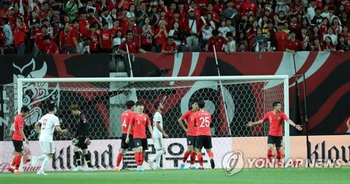 실점 아쉬워하는 한국(서울=연합뉴스) 최재구 기자 = 11일 오후 서울월드컵경기장에서 열린 축구대표팀 한국과 이란의 평가전. 1-0 리드 상황에서 이란에 동점 골을 허용한 한국 선수들이 아쉬워하고 있다. 2019.6.11 jjaeck9@yna.co.kr