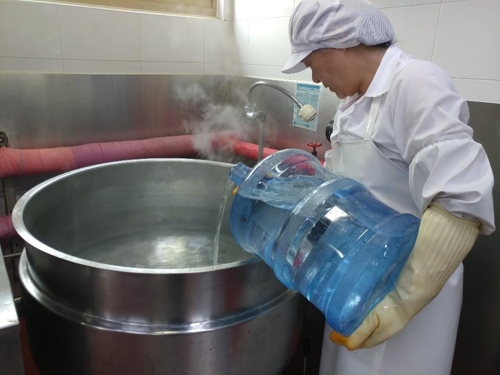 생수로 급식 준비하는 조리 실무사(인천=연합뉴스) 최은지 기자 = 12일 오전 인천시 서구 한 중학교에서 조리 실무사가 급식을 준비하고 있다. 2019.6.12
chamse@yna.co.kr
(끝)