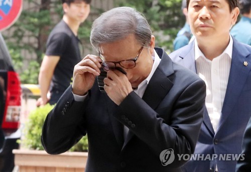 눈 닦는 이명박 전 대통령(서울=연합뉴스) 김주성 기자 = 뇌물·횡령 등의 혐의로 1심에서 징역 15년을 선고받은 이명박 전 대통령이 12일 오후 서울 서초동 서울고등법원에서 열리는 속행공판에 출석하던 중 손수건으로 눈을 닦고 있다. 2019.6.12 utzza@yna.co.kr