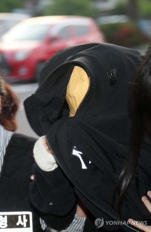 손에 붕대 감은 남편 살인혐의 피의자[연합뉴스 자료 사진]