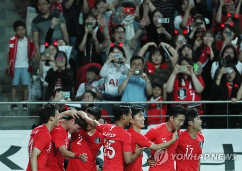 기뻐하는 벤투호 태극전사들 (서울=연합뉴스) 이지은 기자 = 11일 오후 서울월드컵경기장에서 열린 축구대표팀 한국과 이란의 평가전. 후반전 한국의 황의조가 선제골을 넣은 뒤 선수들이 기뻐하고 있다.  2019.6.11 jieunlee@yna.co.kr