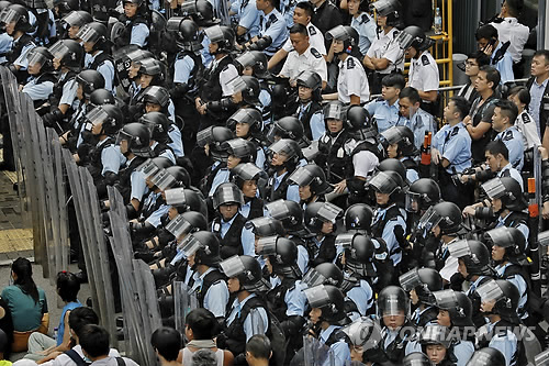 홍콩 입법회 주변에 겹겹이 배치된 시위진압 경찰(홍콩 AP=연합뉴스) '범죄인 인도 법안'에 대한 홍콩 입법회(의회)의 심의가 예정된 12일 시위 진압 경찰이 입법회 건물 주변에 겹겹이 배치돼 시위대를 제지하고 있다. leekm@yna.co.kr