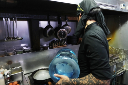 생수로 요리하는 음식점   (인천=연합뉴스) 홍현기 기자 = 13일 오후 인천시 서구 당하동 한 일본 요리 전문점에서 가게 사장이 음식물을 조리하기 위해 생수를 따르고 있다. 2019.6.13
   hong@yna.co.kr