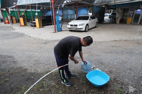 무료로 수도 개방한 세차장   (김포=연합뉴스) 홍현기 기자 = 13일 오후 경기도 김포시 감정동 한 세차장 수도가 무료로 개방돼 있다. 2019.6.13
   hong@yna.co.kr