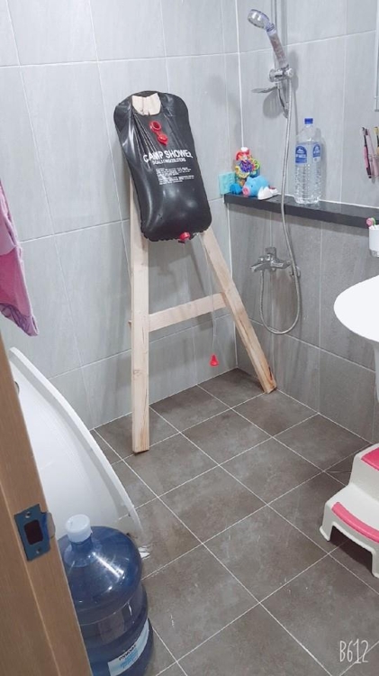 샤워하기 위해 화장실에 비치한 생수병[독자 촬영 제공. 재판매 및 DB 금지]