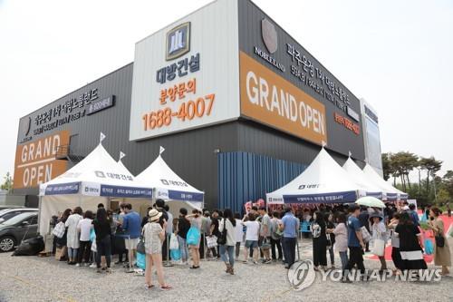 파주 운정신도시, 3개단지 2천800여가구 동시분양 (파주=연합뉴스) 김병만 기자 = 파주 운정신도시 운정3지구 3개 단지에서 총 2천792가구가 동시 분양된다. 참여업체는 대우건설의 '운정신도시 파크 푸르지오'(A14 블록) 710가구, 중흥건설 '운정 중흥 S-클래스'(A29 블록) 1천262가구, 대방건설 '운정 1차 대방노블랜드'(A28 블록) 820가구 등이다. 14일 파주 운정신도시 모델하우스 모습. 3기 신도시 발표 이후 처음 동시분양에 나선 이번 파주 운정신도시의 성적이 향후 주택시장의 향방에 중요한 지표가 될 것으로 보여 귀추가 주목된다. 2019.6.14