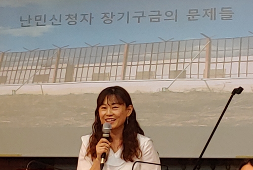 정지윤 수원이주민센터 활동가가 14일 '난민과함께공동행동'이 세계 난민의 날을 앞두고 서울 중구 향린교회에서 진행한 '한국에서 난민과 함께 이웃으로' 행사에서 난민 인정 신청자의 장기 구금문제에 관해 이야기하고 있다. [촬영 박의래 기자]