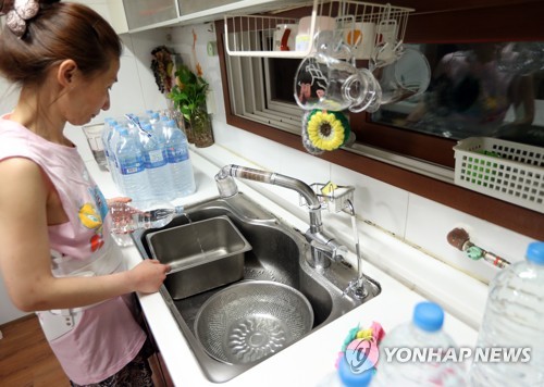 "붉은 수돗물 못 믿어"…생수로 식재료 손질(인천=연합뉴스) 홍현기 기자 = 13일 오후 인천시 서구 당하동 한 가정집에서 주부가 식재료를 손질하기 위해 생수를 따르고 있다. 2019.6.14 hong@yna.co.kr