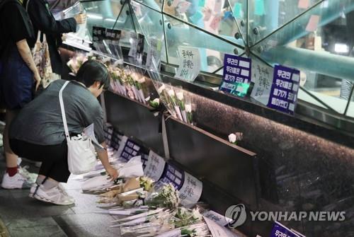 '강남역 3주기 추모 헌화' (서울=연합뉴스) 이지은 기자 = 강남역 여성 살인 사건 3주기를 맞아 17일 오후 서울 강남역 10번 출구 앞에서 추모 집회 참석자들이 헌화하고 있다. 2019.5.17
    jieunlee@yna.co.kr