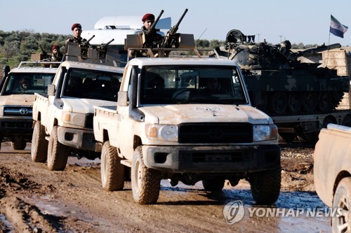 작년 12월 시리아 북부 만비즈 인근서 이동하는 터키군과 親터키 반군      [EPA=연합뉴스 자료사진]