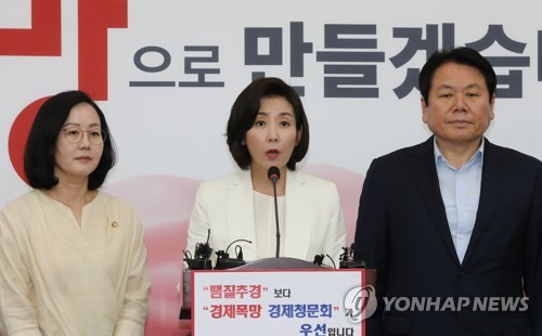 대국민호소문 발표하는 나경원(서울=연합뉴스) 하사헌 기자 = 자유한국당 나경원 원내대표가 16일 오전 국회에서 대국민호소문을 발표하고 있다. 왼쪽부터 김현아 원내대변인, 나 원내대표, 정양석 원내수석부대표. 2019.6.16 toadboy@yna.co.kr