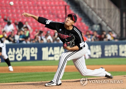 공 던지는 임찬규(서울=연합뉴스) 최재구 기자 = 16일 서울 잠실야구장에서 열린 프로야구 LG와 두산의 경기에서 LG 선발투수 임찬규가 투구하고 있다.  2019.6.16 jjaeck9@yna.co.kr
