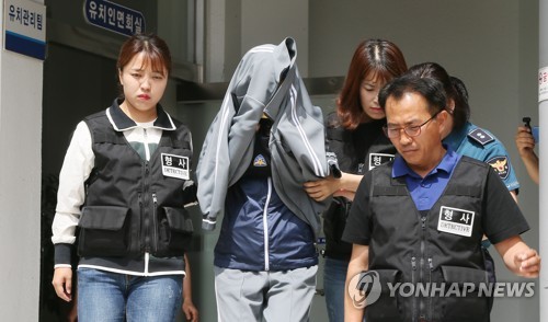 법원으로 가는 전 남편 살해 피의자(제주=연합뉴스) 변지철 기자 = 전 남편을 살해하고 시신을 유기한 혐의를 받는 30대 여성이 4일 오전 제주동부경찰서 유치장을 나와 구속 전 피의자 심문(영장실질심사)을 받기 위해 제주지방법원으로 이동하고 있다. 2019.6.4 bjc@yna.co.kr