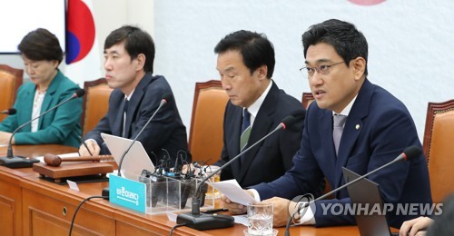 최고위원회의에서 발언하는 오신환(서울=연합뉴스) 김주형 기자 = 바른미래당 오신환 원내대표(오른쪽)가 17일 오전 국회에서 열린 최고위원회의에서 발언하고 있다. 2019.6.17 kjhpress@yna.co.kr