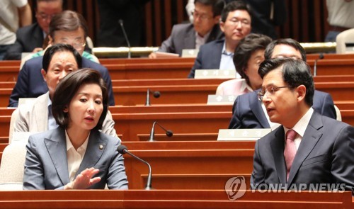 무슨 이야기?(서울=연합뉴스) 이진욱 기자 = 자유한국당 황교안 대표와 나경원 원내대표가 17일 오전 국회에서 열린 의원총회에 참석, 이야기하고 있다. 2019.6.17 cityboy@yna.co.kr