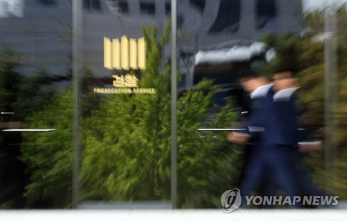 사법연수원 5기수 낮은 검찰총장 탄생할까?(서울=연합뉴스) 안정원 기자 = 문재인 대통령이 17일 차기 검찰총장 후보자로 윤석열 서울중앙지검장(사법연수원 23기)을 내정했다.
    문무일 검찰총장(18기)보다 사법연수원 5기수가 낮은 윤 후보자가 검찰총장이 된다면 대규모 후속 인사가 예상된다.
    이날 오후 서울 서초구 서울중앙지검 앞을 법조인들이 지나고 있다. 2019.6.17 jeong@yna.co.kr